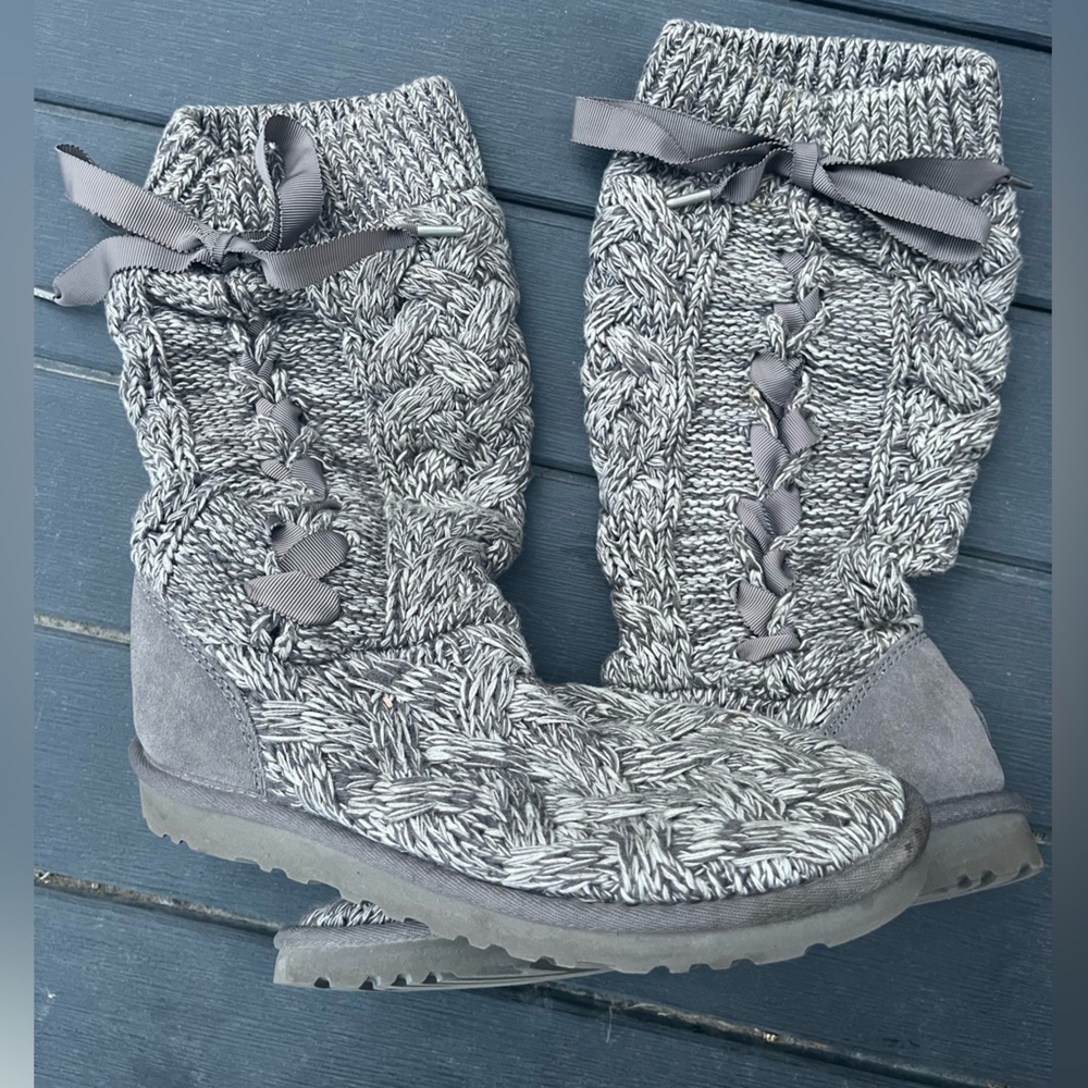 UGG Cable Knit Boots Grey Lace Up Like-New size 7 EUC